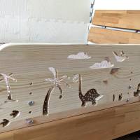 Rausfallschutz aus Holz mit DINOS Motiv , Bettgitter für Kinderbett (60 cm breit) Bild 1