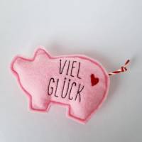 Rosa Glücksschweinchen aus Filz "VIEL GLÜCK - Herzchen" von he-ART by helen hesse Bild 3