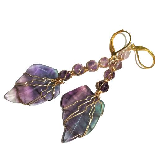 Lange Ohrringe handgemacht Fluorit lila mint in wirework goldfarben Blatt Geschenk für sie