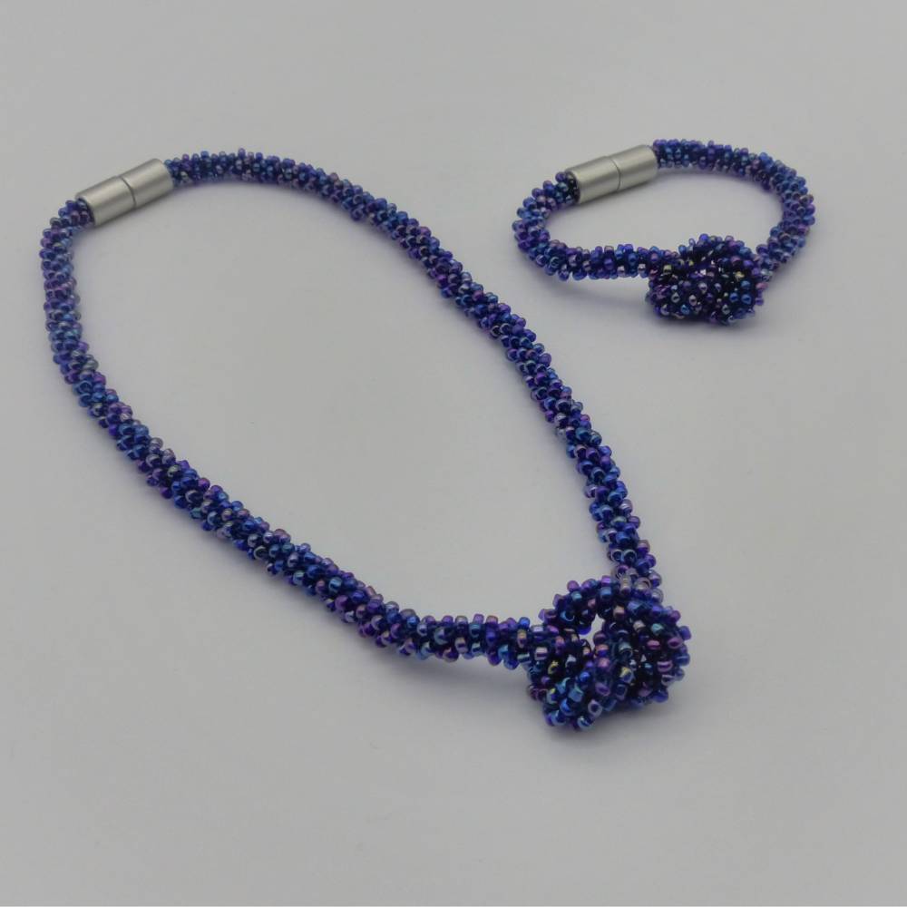 Schmuckset gehäkelt, leuchtend blau irisierend, Kette + Armband, 50 + 20 cm, Glasperlen, Häkelschmuck, Unikat Bild 1