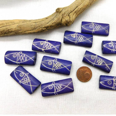 10 lila Knochenperlen mit Fisch-Gravur ca. 31x14x6mm - violette handgemachte Bein-Perlen