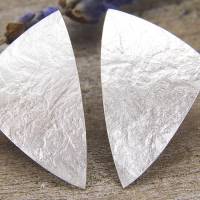 Ohrstecker Silber 925/-, großes ungleiches Dreieck, papierstrukturiert Bild 2