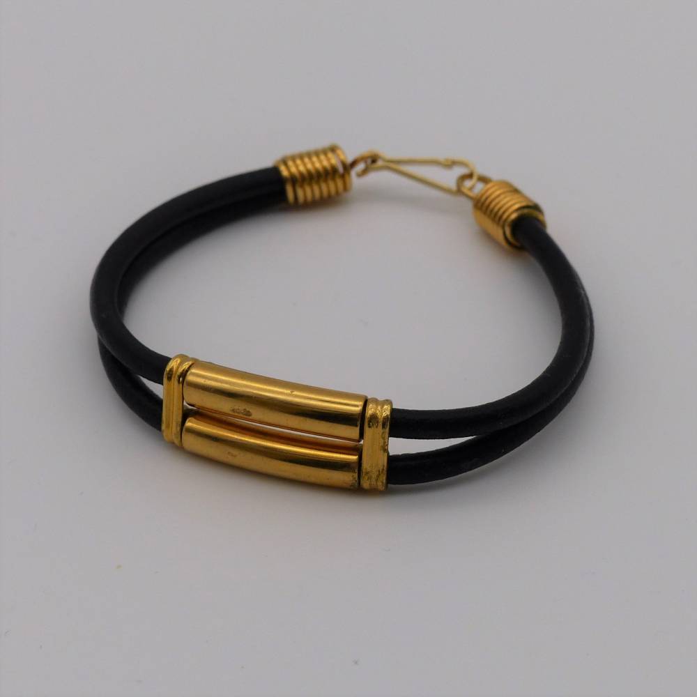 Armband aus Leder und Metall,  schwarz und gold,  Länge 17 cm,  2-reihig, Armschmuck, Schmuckdesign Bild 1