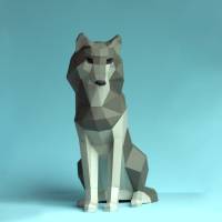 Der Wolf von Paperwolf - Sitzender Wolf, freundliche, kinderliebe Papierskulptur Husky im Winter Bild 1