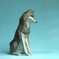 Der Wolf von Paperwolf - Sitzender Wolf, freundliche, kinderliebe Papierskulptur Husky im Winter Bild 2