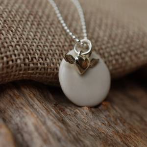 Geflügeltes Herz und weiße Keramik an Silberkette Bild 5