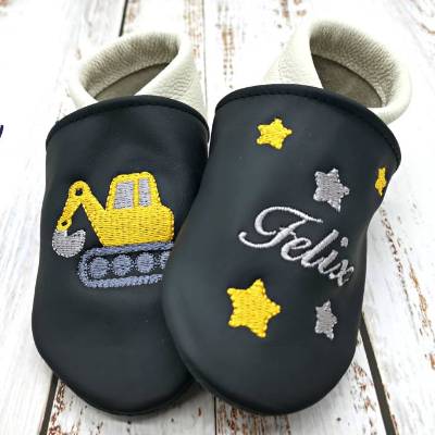 Bio Krabbelschuhe mit Namen für Baby und Kinder (Öko Lederpuschen) mit Bagger - personalisierte Lauflernschuhe