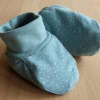 kuschelige Babyschuhe, Schlupfschuhe, eisblau mit Pünktchen, 8,5 cm, Biobaumwolle, Handarbeit Bild 3