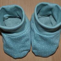 kuschelige Babyschuhe, Schlupfschuhe, eisblau mit Pünktchen, 8,5 cm, Biobaumwolle, Handarbeit Bild 4