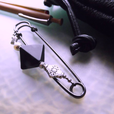 Schalnadel klassisch Schwarz Weiß, 10cm lange Kiltnadel mit Onyx und echter Zuchtperle N10-S-12