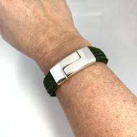 gestricktes ARMBAND aus grünem Papiergarn mit Magnetschließe Bild 2