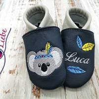 Bio Krabbelschuhe mit Namen für Baby und Kinder (Öko Lederpuschen) mit Indianer-Koala - personalisierte Lauflernschuhe Bild 1