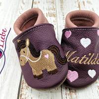 Bio Krabbelschuhe mit Namen für Baby und Kinder (Öko Lederpuschen) mit Pferd - personalisierte Lauflernschuhe Bild 1