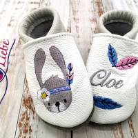 Bio Krabbelschuhe mit Namen für Baby und Kinder (Öko Lederpuschen) mit Indianer-Hase - personalisierte Lauflernschuhe Bild 1