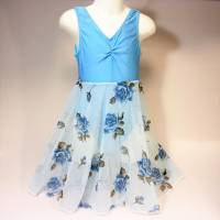 hellblaues Kinderkleid mit Rosenmuster Bild 1