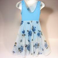hellblaues Kinderkleid mit Rosenmuster Bild 2