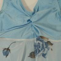 hellblaues Kinderkleid mit Rosenmuster Bild 3