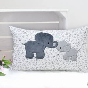 Kissen mit Stickdatei Elefanten Liebe, personalisiert mit Name, Geburtskissen, Kuschelkissen, Geschenk zur Geburt Bild 1
