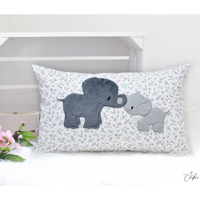 Kissen mit Stickdatei Elefanten Liebe, personalisiert mit Name, Geburtskissen, Kuschelkissen, Geschenk zur Geburt