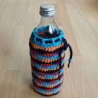 gehäkelte Flaschenhülle "Wellen", für Trinkflasche 0,5L, Biobaumwolle, türkis-orange-rot-blau, Handarbeit Bild 1