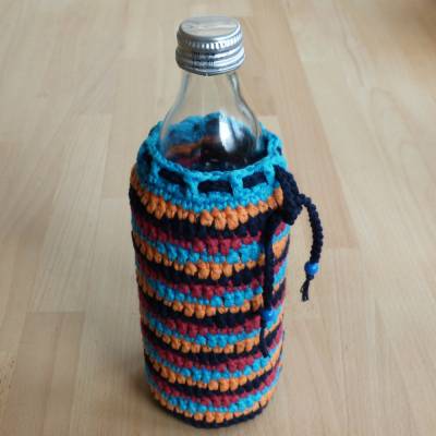 gehäkelte Flaschenhülle "Wellen", für Trinkflasche 0,5L, Biobaumwolle, türkis-orange-rot-blau, Handarbeit