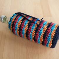 gehäkelte Flaschenhülle "Wellen", für Trinkflasche 0,5L, Biobaumwolle, türkis-orange-rot-blau, Handarbeit Bild 2