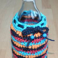 gehäkelte Flaschenhülle "Wellen", für Trinkflasche 0,5L, Biobaumwolle, türkis-orange-rot-blau, Handarbeit Bild 4