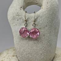 Ohrschmuck, Ohrhänger mit facettiertem rosa Glassstein eingebettet in einer Edelstahlfassung Bild 1