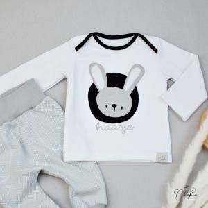 Babyset Langarm-Shirt mit Hose, Stickdatei Hase, Gr. 68, Unisex, Grau Weiß Schwarz, Pumphose, Bekleidungsset, Geburt, Ge Bild 2