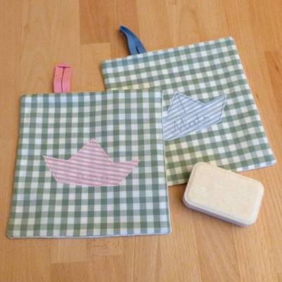 individueller Waschlappen mit Name aus Biobaumwolle in 2 Farben genäht, Handarbeit 