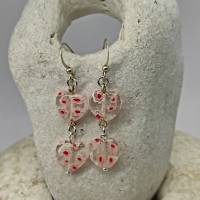 Süßer Ohrschmuck, Ohrhänger mit 2 Herzen aus Glas im Millefiori Stil in rosa, rot Bild 2