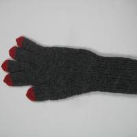 Originelle Fingerhandschuhe in Anthrazit mit roten Spitzen handgestrickt Größe M  ➜ Bild 3