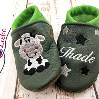 Bio Krabbelschuhe mit Namen für Baby und Kinder (Öko Lederpuschen) mit Kuh - personalisierte Lauflernschuhe Bild 1