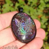 Halskette mit Anhänger "Holographic Sphynx" mit holografischem Effekt und Farbwechsel Bild 7
