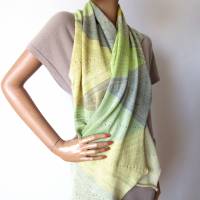 Gestrickter Designer Damen-Schal, Tuch mit Farbverlauf, Unikat Stola aus Wolle, einzigartiges Geschenk für Frauen Bild 10
