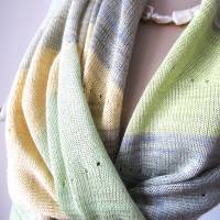 Gestrickter Designer Damen-Schal, Tuch mit Farbverlauf, Unikat Stola aus Wolle, einzigartiges Geschenk für Frauen Bild 8