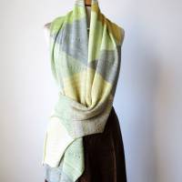 Gestrickter Designer Damen-Schal, Tuch mit Farbverlauf, Unikat Stola aus Wolle, einzigartiges Geschenk für Frauen Bild 9