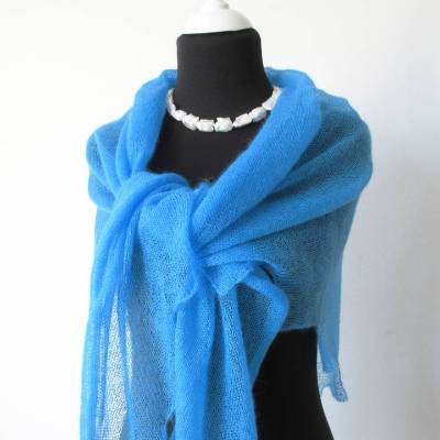 Blaues Schultertuch aus Mohair, zartes Dreieckstuch mit Zackenrand, leichtes Umschlagtuch gestrickt, sommerlich