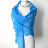 Blaues Schultertuch aus Mohair, zartes Dreieckstuch mit Zackenrand, leichtes Umschlagtuch gestrickt, sommerlich Bild 3