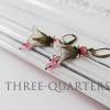 Ohrringe mit Blüten in weiß und kleinen Perlen in fuchsia pink und altrosa rosa - Glockenblume Bild 2