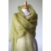 Zartes Mohair-Tuch in Olivgrün, Lace-Schal gestrickt für Trachtenhochzeit, elegantes Umschlagtuch, leichte Stola Bild 1