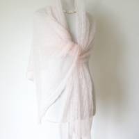 Hauchzarter Brautschal in weiß-rosa, Mohair-Stola für die Hochzeit, sommerliches Lace-Tuch, dünnes Umschlagtuch Bild 8