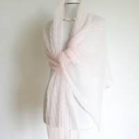 Hauchzarter Brautschal in weiß-rosa, Mohair-Stola für die Hochzeit, sommerliches Lace-Tuch, dünnes Umschlagtuch Bild 9