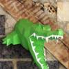 Krokodil DIY Wandskulptur, Krokodil Bastelbogen Trophäe halb aus der Wand, Alligator offenes Maul, weisse Zähne aus Papier farbiger Karton Bild 3