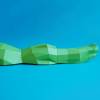 Schreibtisch Krokodil aus Papier. Papierskulptur schwimmender Alligator, geometrisch, polygonal, Origami Tier, Entschleunigung des Alltags Bild 2