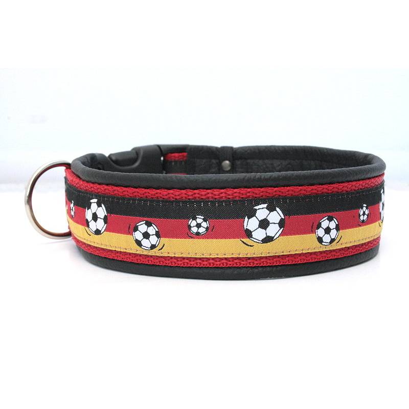 Hundehalsband »Fußball Deutschland« mit echtem Leder unterlegt aus der Halsbandmanufaktur von dogs & paw Bild 1