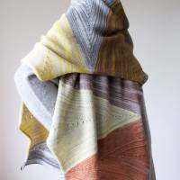 Einzigartiger Schal aus Wolle in harmonischen Farben, gestricktes Designer Tuch Unikat, Avantgarde Schultertuch Bild 2