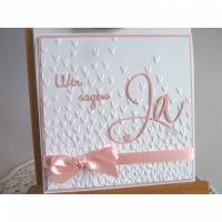 Einladungskarte zur Hochzeit in weiß/rosa, mit geprägtem Hintergrund, und wir sagen Ja Schriftzug Bild 1