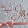 Einladungskarte zur Hochzeit in weiß/rosa, mit geprägtem Hintergrund, und wir sagen Ja Schriftzug Bild 2
