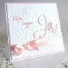 Einladungskarte zur Hochzeit in weiß/rosa, mit geprägtem Hintergrund, und wir sagen Ja Schriftzug Bild 4